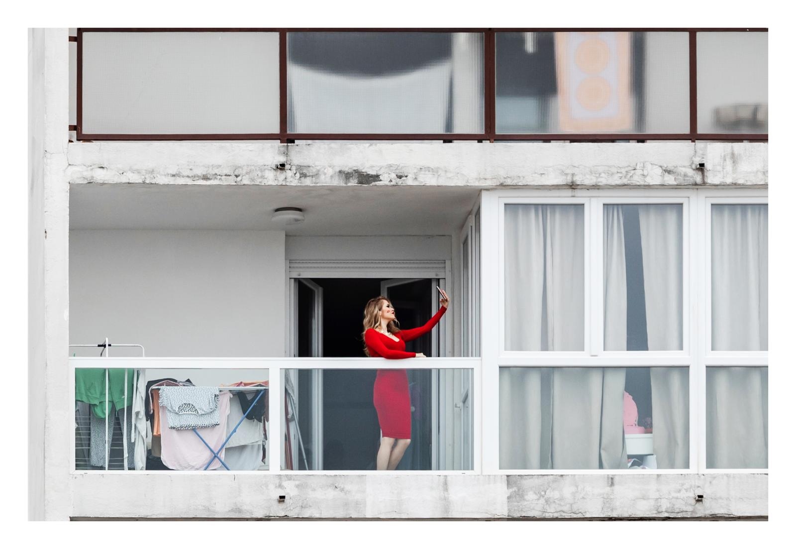 27.03.2020., Split - Gradjani izdrzavaju izolaciju na svojim prozorima i balkonima zbog zabrane izlazaka i okupljanja na javnim prostorima. Photo: Milan Sabic/PIXSELL