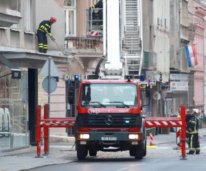 05.05.2020., Zagreb - Gunduliceva ulica. Vatrogasci saniraju dio procelja stradalog u potresu. Photo: Sanjin Strukic/PIXSELL