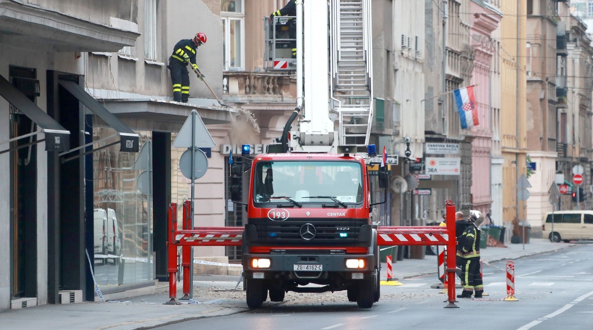 05.05.2020., Zagreb - Gunduliceva ulica. Vatrogasci saniraju dio procelja stradalog u potresu. Photo: Sanjin Strukic/PIXSELL