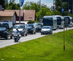 07.05.2020., Zagreb  - Prijevoznici povremenog prijevoza putnika voznjom kroz grad odrzali prosvjed. Photo: Josip Regovic/PIXSELL