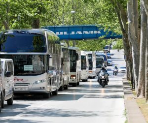 07.05.2020., Pula - Prosvjedna voznja autobusnih prijevoznika iz inicijative Povremenog prijevoza putnika kroz centar grada.
Photo: Srecko Niketic/PIXSELL