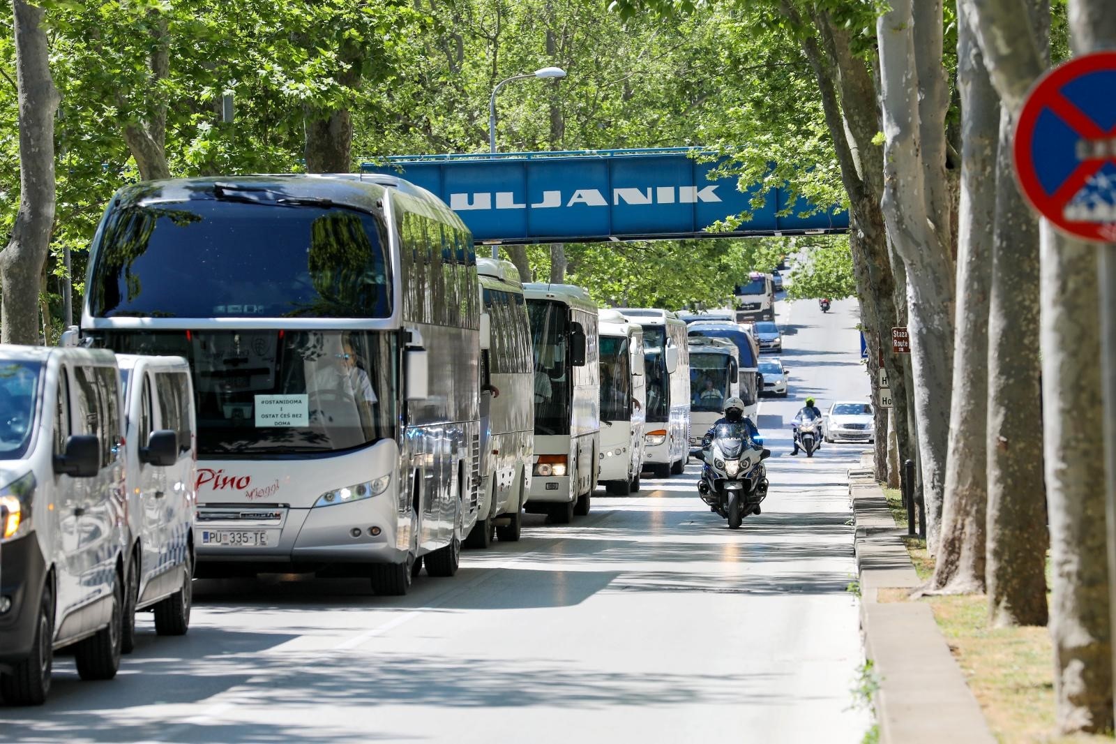 07.05.2020., Pula - Prosvjedna voznja autobusnih prijevoznika iz inicijative Povremenog prijevoza putnika kroz centar grada.
Photo: Srecko Niketic/PIXSELL