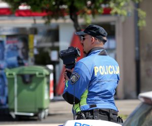09.05.2020., Rijeka - Policijski djelatnici mjere brzinu vozila u  centru grada u ulici Riva. Photo: Goran Kovacic/PIXSELL