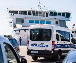 09.05.2020., Supetar, Brac - Policija kontrolira putnike ispred trajekta prema Splitu nakon sto je donesena odluka da se ne dopusta povratak na kopno nikome bez vazece propusnice.
Photo: Milan Sabic/PIXSELL