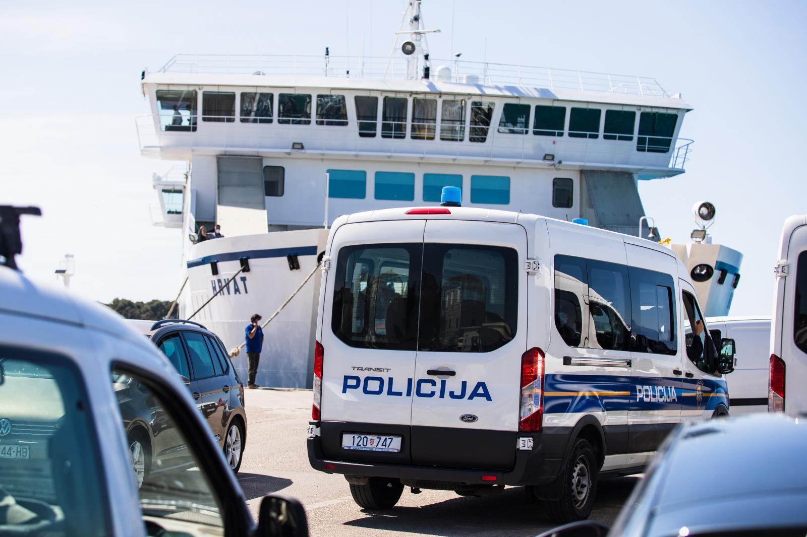 09.05.2020., Supetar, Brac - Policija kontrolira putnike ispred trajekta prema Splitu nakon sto je donesena odluka da se ne dopusta povratak na kopno nikome bez vazece propusnice.
Photo: Milan Sabic/PIXSELL