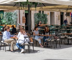 11.05.2020., Dubrovnik - Popustanjem mjera i otvaranjem kafica dubrovacki Stradun polako se vraca u normalu. Photo: Grgo Jelavic/PIXSELL