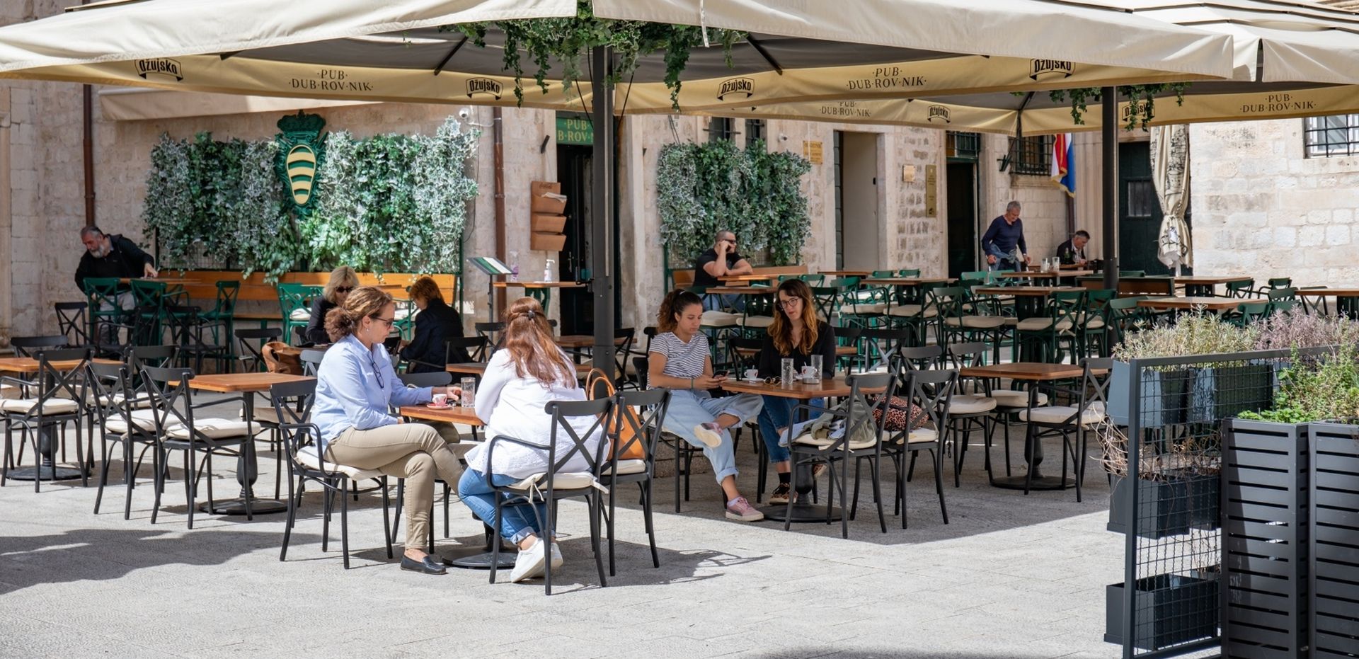 11.05.2020., Dubrovnik - Popustanjem mjera i otvaranjem kafica dubrovacki Stradun polako se vraca u normalu. Photo: Grgo Jelavic/PIXSELL