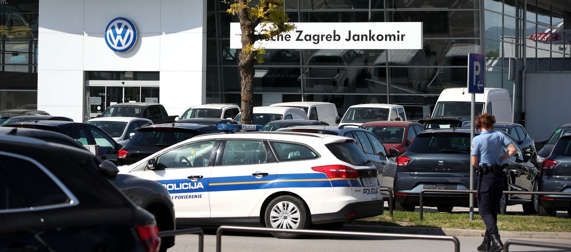 11.05.2020., Zagreb - Djelatnici servisa Porsche Inter Auto pronasli su improviziranu eksplozivnu napravu kod kotaca na jednom automobilu. Policija i pirotehnicari deaktivirali su bobmu. Photo: Igor Kralj/PIXSELL