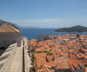 12.05.2020., Stara gradska jezgra, Dubrovnik - Dubrovacke zidine otvorene za posjetitelje. Kontroverzna je odluka DPDa o poskupljenju ulaznica na 200 kuna.
Photo: Grgo Jelavic/PIXSELL