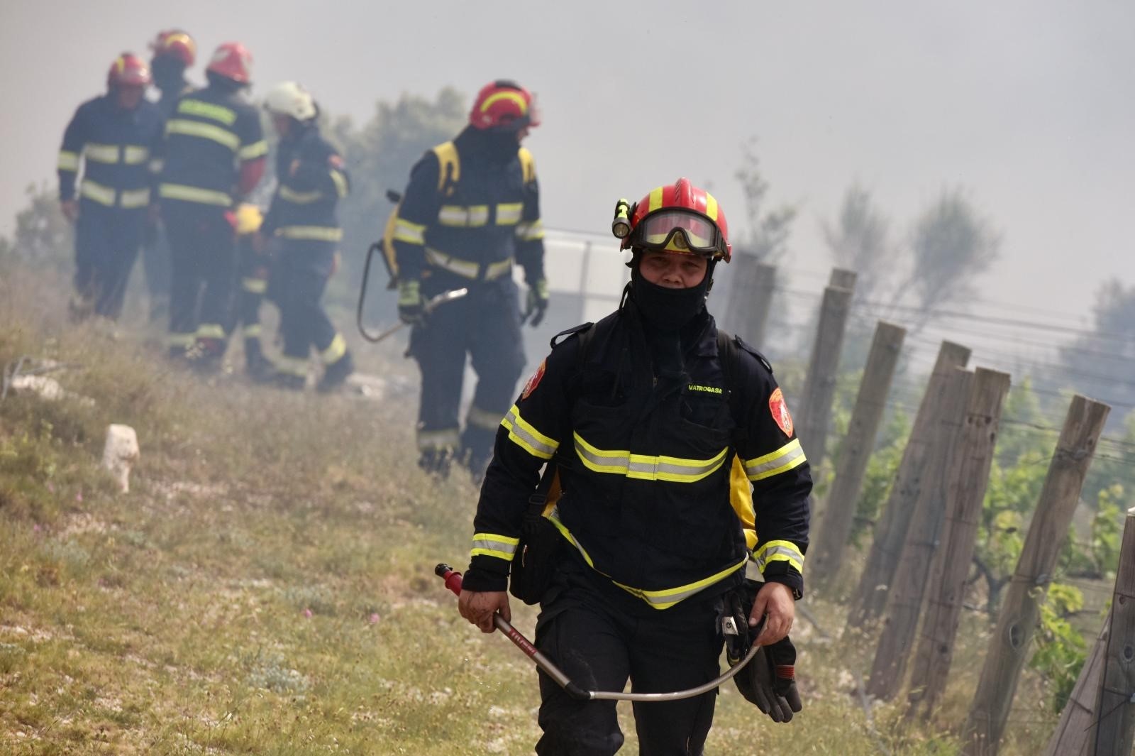 13.05.2020., Sibenik - Sumski pozar na podrucju Jadrtovca uz kopnene vatrogasne snage radi i jedan kanader. Photo: Hrvoje Jelavic/PIXSELL
