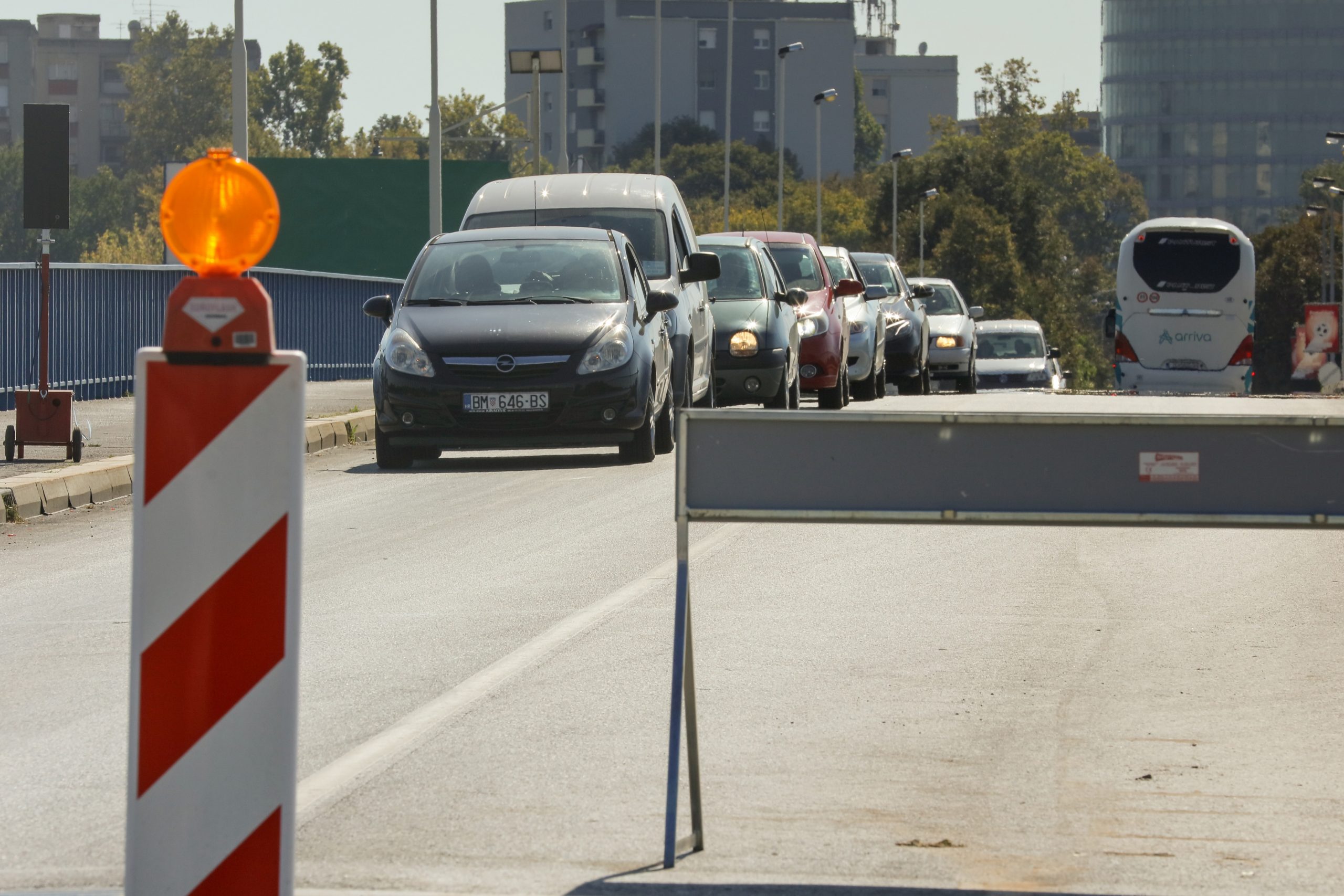 16.09.2019., Osijek - Vec gotovo dva tjedna traju guzve na mostu dr. Franje Tudjmana u Osijeku zbog radova zamjene prijelazne naprave sa sjeverne strane mosta. Postavljena je i privremena regulacija prometa ali prometne ''kvrcavice'' se dogadjaju svakodnevno.
Photo: Dubravka Petric/PIXSELL