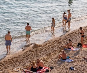 17.10.2019.,PLaza Banje, Dubrovnik - Lijepo vrijeme s izrazito ugodnim temperaturama omogucuje kupanje u drugoj polovici Listopada.
Photo: Grgo Jelavic/PIXSELL