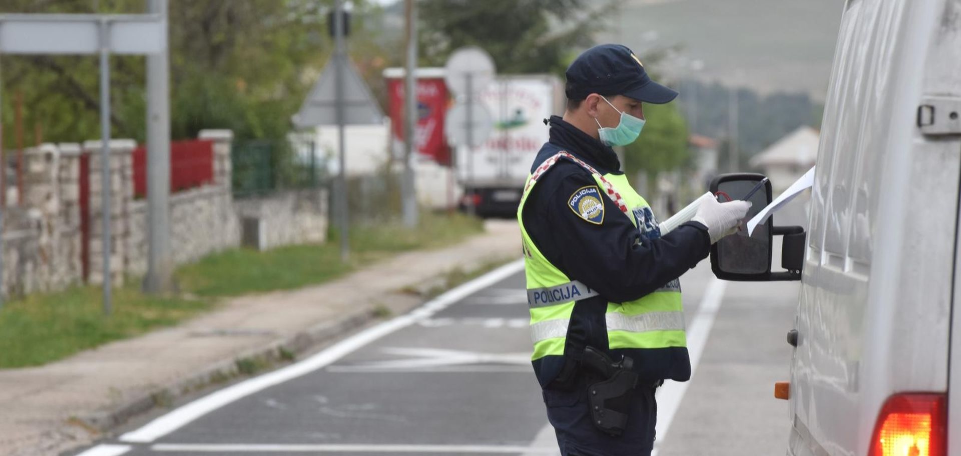 21.04.2020., Vrpolje - Policijska uprava Sibensko-kninska postavila je nove punktove za kontrolu e-propusnica na mjestima izlaza iz zupanije. Photo: Hrvoje Jelavic/PIXSELL