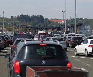 22.04.2017., Bregana - Kolone na granicnom prijelazu sa Slovenijom zbog sustavne granicne kontrole i pojacanog prometa tijekom vikenda. 
Photo: Zeljko Lukunic/PIXSELL