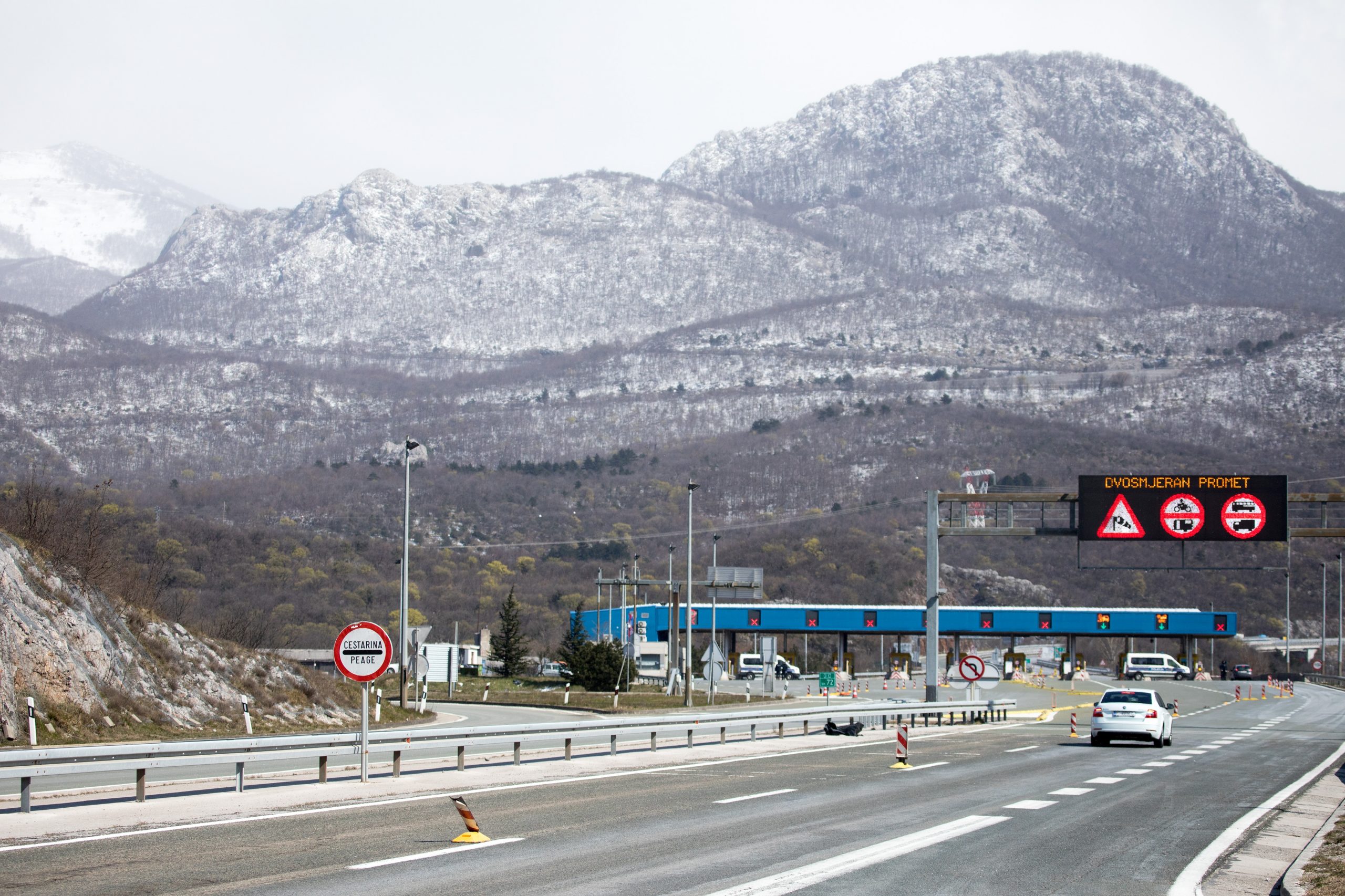 25.03.2020., Grobnik - Brojni kamioni koji prevoze robu za Zagreb i Rijeku zapeli su na autocesti koja je zatvorena za teretni promet zbog snijega i jakog vjetra. Photo: Nel Pavletic/PIXSELL