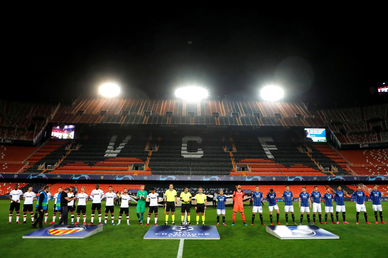 Champions League - Round of 16 Second Leg - Valencia v Atalanta Soccer Football - Champions League - Round of 16 Second Leg - Valencia v Atalanta - Mestalla, Valencia, Spain - March 10, 2020  General view as the players line up before the match is played behind closed doors as the number of coronavirus cases grow around the world  Lazaro Dela Pena for UEFA/Handout via REUTERS ATTENTION EDITORS - THIS IMAGE HAS BEEN SUPPLIED BY A THIRD PARTY.     TPX IMAGES OF THE DAY Lazaro Dela Pena for UEFA