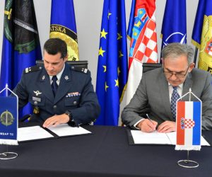 U Ministarstvu obrane u Zagrebu u ponedjeljak, 1. lipnja 2020. godine potpisan je Tehnički sporazum o materijalnoj, logističkoj, administrativnoj i personalnoj potpori kojim će Ministarstvo obrane RH pružati Međunarodnom središtu za obuku specijalnih zračnih snaga. | Foto: MORH/ J. Kopi
