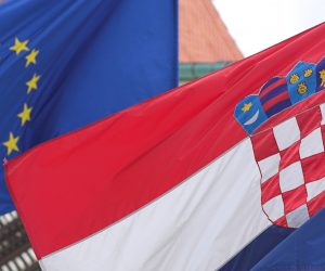 Varava, 4.1.2011 - Poljska vjeruje da æe u vrijeme svojega predsjedanja Europskom unijom u drugoj polovici godine biti potpisan pristupni sporazum s Hrvatskom, a da æe se u skladu s prioritetom predsjedanja nastaviti proirenje Unije, odnosno poèeti i pristupni pregovori s nekom od zemalja zapadnog Balkana. Pristupni sporazum s Hrvatskom sigurno æe biti potpisan. Zavrit æe pregovori s Islandom, a moda poèeti s nekim balkanskim zemljama. Ako bude potpisan sporazom o pridruivanju s Ukrajinom, bit æe to nov znak da je EU otvoren", rekao je zamjenik poljskog ministra vanjskih poslova odgovoran za poljsko predsjedanje EU-om Mikolaj Dowgielewicz u intervjuu za Gazetu Wyborczu.
foto FaH/ Lana SLIVAR DOMINIÆ/ ua
