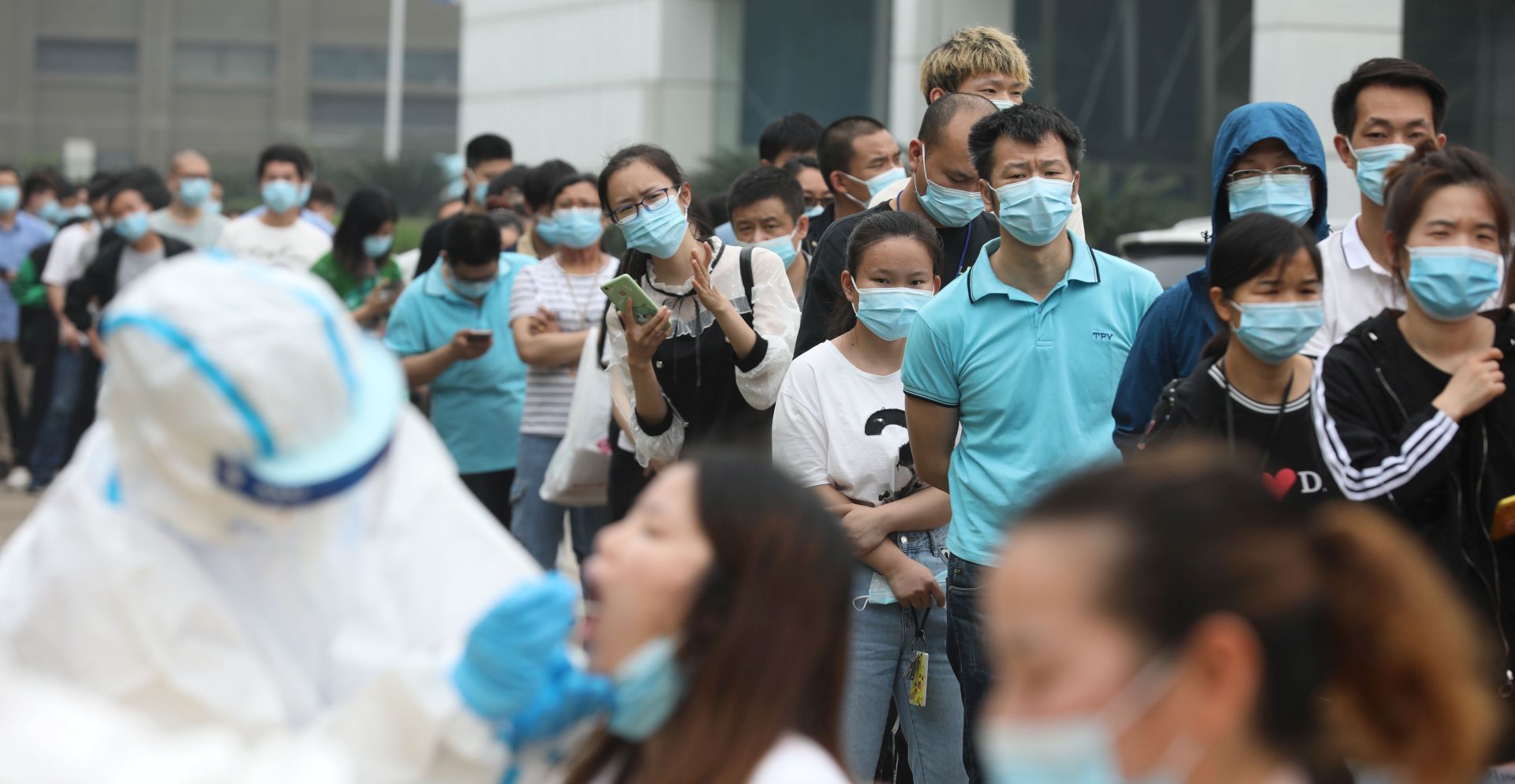 epa08423298 Workers queue for a coronavirus test at a factory in Wuhan, China, 15 May 2020. The city plans to test all its citizens, over 10 million people, within the next 10 days.  EPA/LI KE CHINA OUT