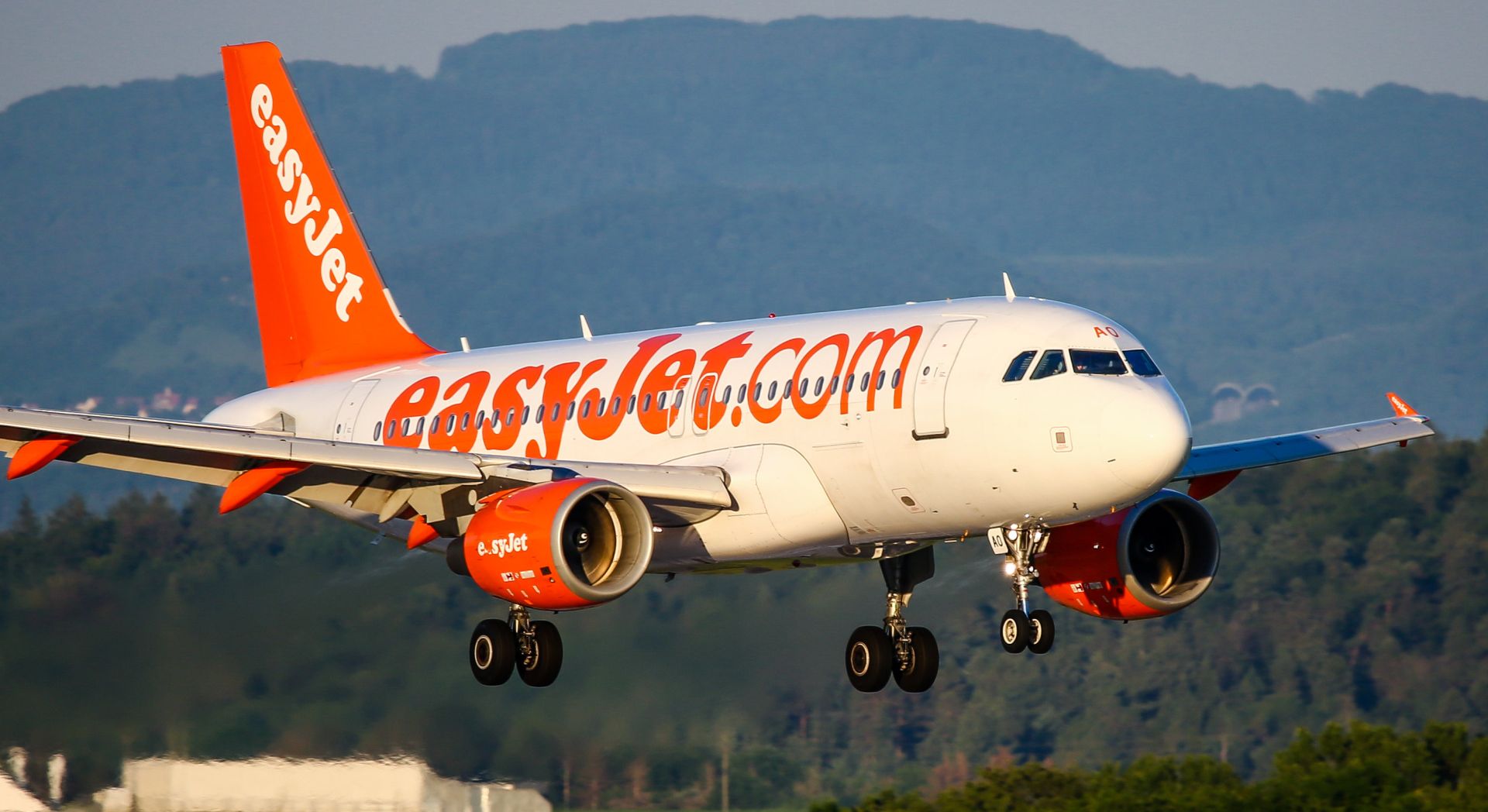 FILED - 13 June 2019, Baden-Wuerttemberg, Stuttgart: An Airbus A319 of British low-cost airline Easyjet lands at Stuttgart Airport.British low-cost airline EasyJet is set to resume flights from June 15, mainly on routes within Britain, and with everyone required to wear face masks and no food sold on board. Photo: Christoph Schmidt/dpa