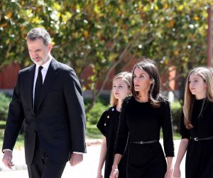 epa08446942 A handout photo made available by the Spanish Royal Household shows Spain's King Felipe (L), Queen Letizia (2-R) and their daughters Princess Leonor (2-L) and Infanta Sofia (R) arriving to attend a minute silence at the Zarzuela Palace in Madrid, Spain, 27 May 2020, on the first day of the official national mourning in memory of people who died with COVID-19. The Spanish central government announced on 26 May that the country would observe a ten-day period of national mourning to honor those who died during the ongoing coronavirus COVID-19 pandemic.  EPA/Jose Jimenez / Spanish Royal Household / HANDOUT  HANDOUT EDITORIAL USE ONLY/NO SALES