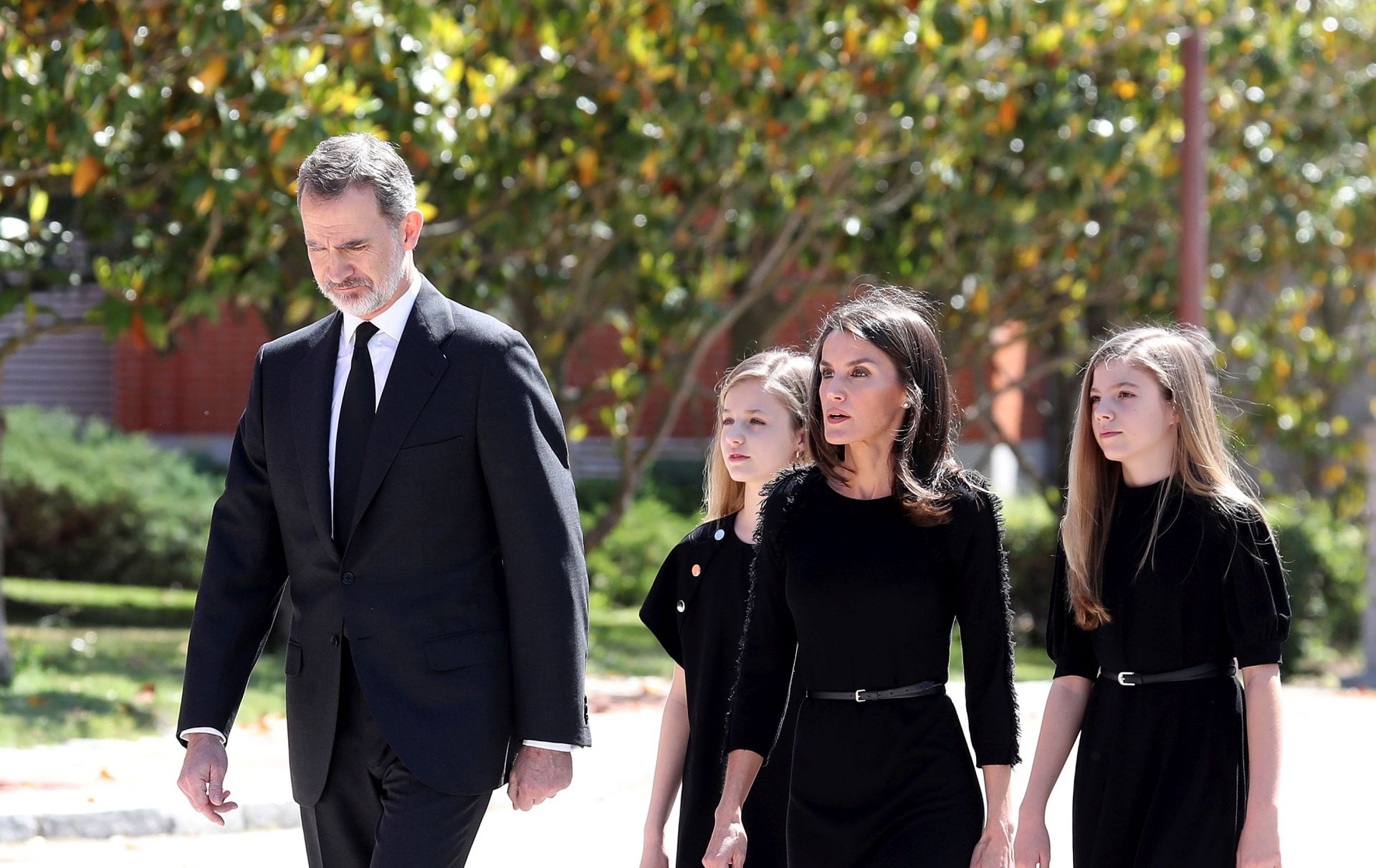 epa08446942 A handout photo made available by the Spanish Royal Household shows Spain's King Felipe (L), Queen Letizia (2-R) and their daughters Princess Leonor (2-L) and Infanta Sofia (R) arriving to attend a minute silence at the Zarzuela Palace in Madrid, Spain, 27 May 2020, on the first day of the official national mourning in memory of people who died with COVID-19. The Spanish central government announced on 26 May that the country would observe a ten-day period of national mourning to honor those who died during the ongoing coronavirus COVID-19 pandemic.  EPA/Jose Jimenez / Spanish Royal Household / HANDOUT  HANDOUT EDITORIAL USE ONLY/NO SALES