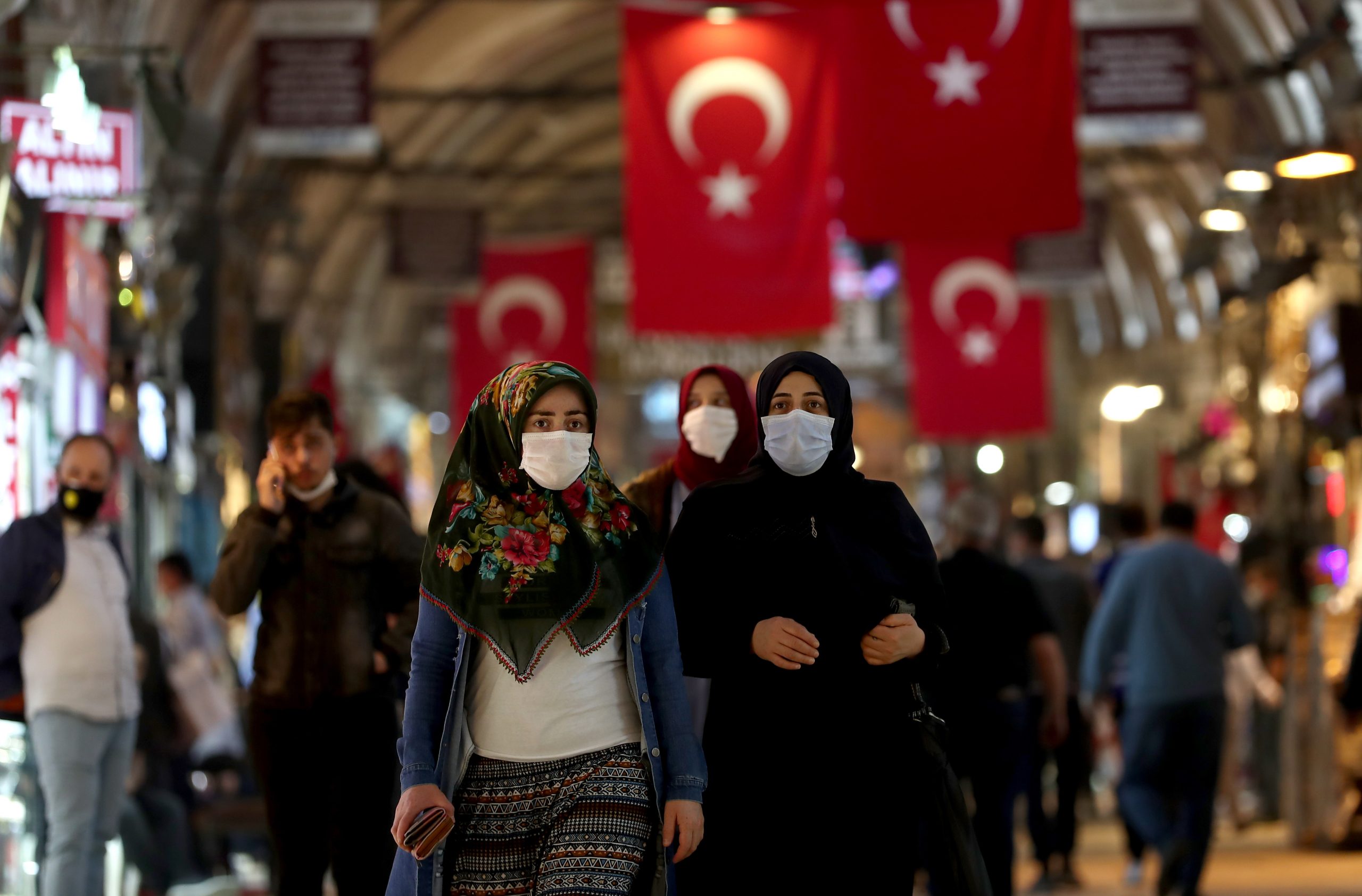 epa08458141 People wearing face masks as they shopat the famous Grand Bazaar in Istanbul, Turkey, 01 June 2020. Turkey re-opens restaurants, cafes, parks, beaches, lifts inter-city travel bans as the country eases coronavirus restrictions amid the ongoing pandemic of the COVID-19 disease caused by the SARS-CoV-2 coronavirus on 01 June 2020.  EPA/SEDAT SUNA