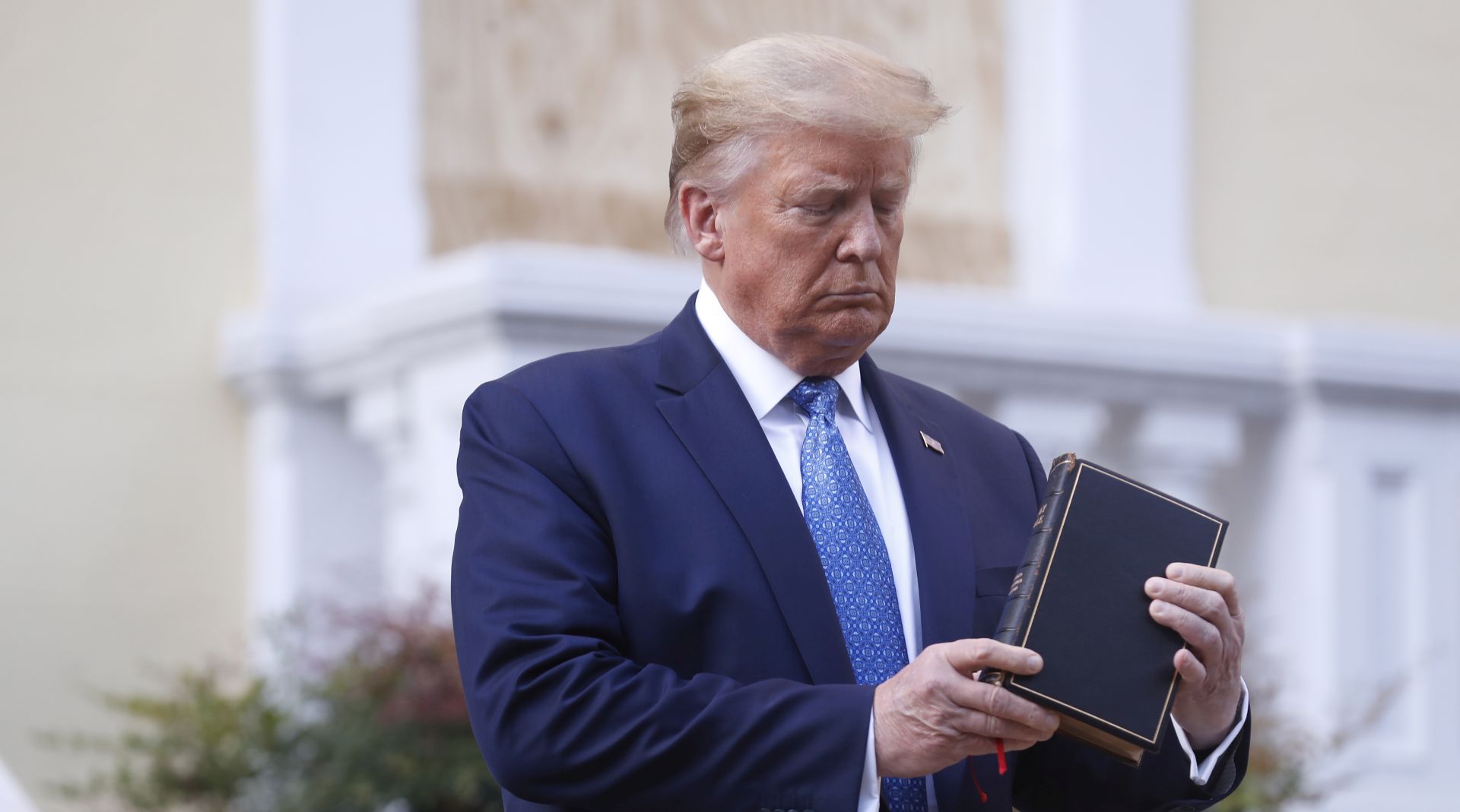 epa08459197 US President Donald J. Trump poses with a bible outside St. John's Episcopal Church after delivering remarks in the Rose Garden at the White House in Washington, DC, USA, 01 June 2020. Trump addressed the nationwide protests following the death of George Floyd in police custody.  EPA/SHAWN THEW
