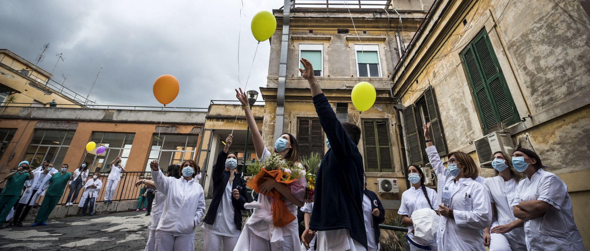 epa08477826 Doctors and nurses of the intensive care of the Umberto I polyclinic hospital during a flash mob organized to celebrate the end of Phase 1 of the Coronavirus C0VID-19 pandemic emergency in Rome, Italy, 10 June 2020.  EPA/ANGELO CARCONI