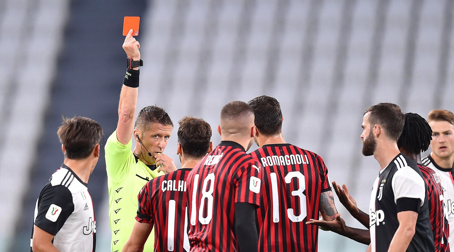epa08481620 Milan's Ante Rebic (front C) is sent off during the Coppa Italia semi final, second leg soccer match between Juventus FC and AC Milan in Turin, Italy, 12 June 2020.  EPA/ALESSANDRO DI MARCO