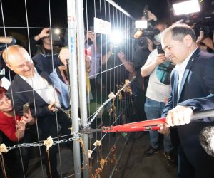 12 June 2020, Saxony, Goerlitz: Octavian Ursu (R), Lord Mayor of Goerlitz in Germany, and Rafal Gronicz (L), Mayor of Zgorzelec in Poland, together open the border fence on the Goerlitz Old Town Bridge. After almost three months, Poland has reopened its borders with all EU neighbouring countries on Saturday night. Photo: Daniel Schäfer/dpa-Zentralbild/dpa