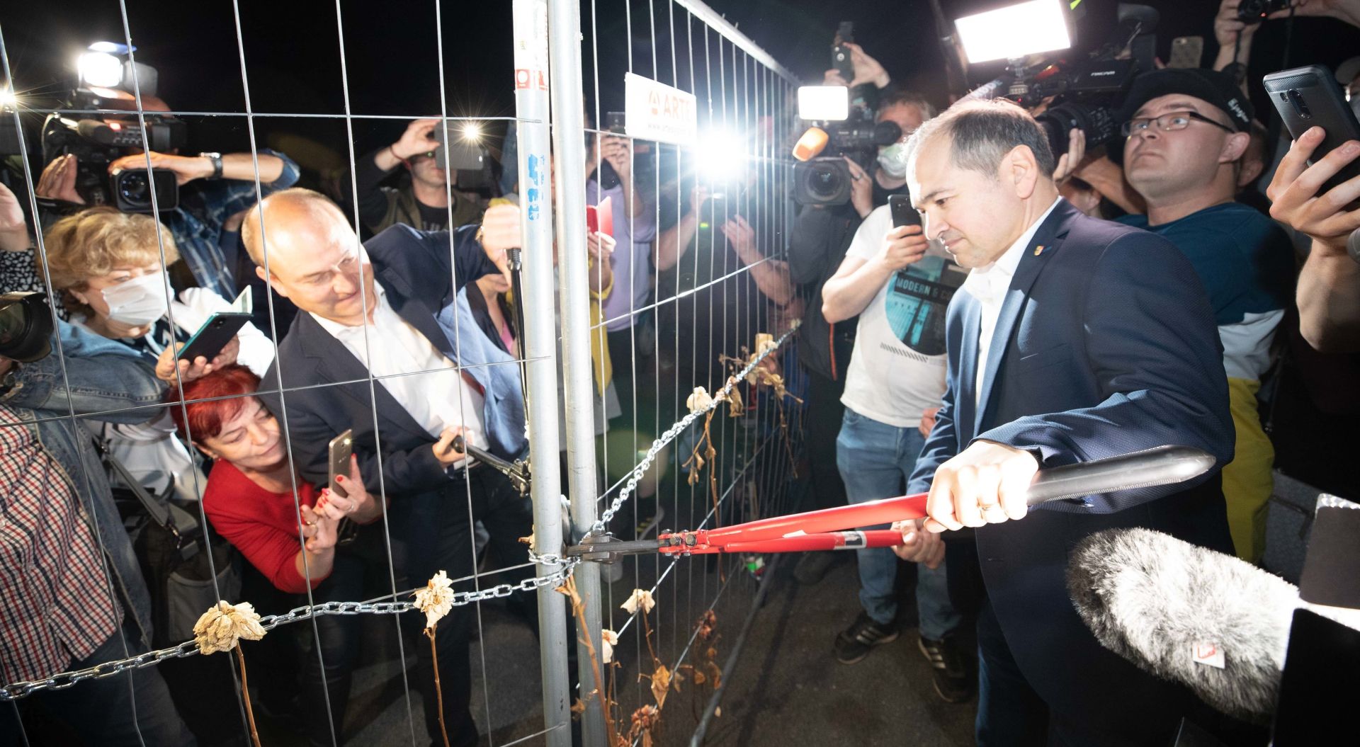 12 June 2020, Saxony, Goerlitz: Octavian Ursu (R), Lord Mayor of Goerlitz in Germany, and Rafal Gronicz (L), Mayor of Zgorzelec in Poland, together open the border fence on the Goerlitz Old Town Bridge. After almost three months, Poland has reopened its borders with all EU neighbouring countries on Saturday night. Photo: Daniel Schäfer/dpa-Zentralbild/dpa