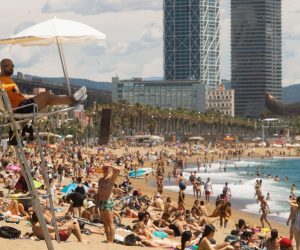 epa08482467 Hundreds of people crowd Nova Icaria beach, in Barcelona, Spain, 13 June 2020. Barcelona is in phase 2 of coronavirus lockdown exit process.  EPA/Marta Perez