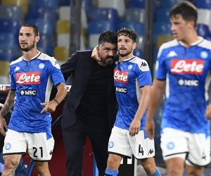 epa08483811 Napoli's forward Dries Mertens jubilates with coach Gennaro Gattuso after scoring the equalizer during the Italian Cup semi final second leg soccer match SSC Napoli vs FC Inter at the San Paolo stadium in Naples, Italy, 13 June 2020.  EPA/CIRO FUSCO