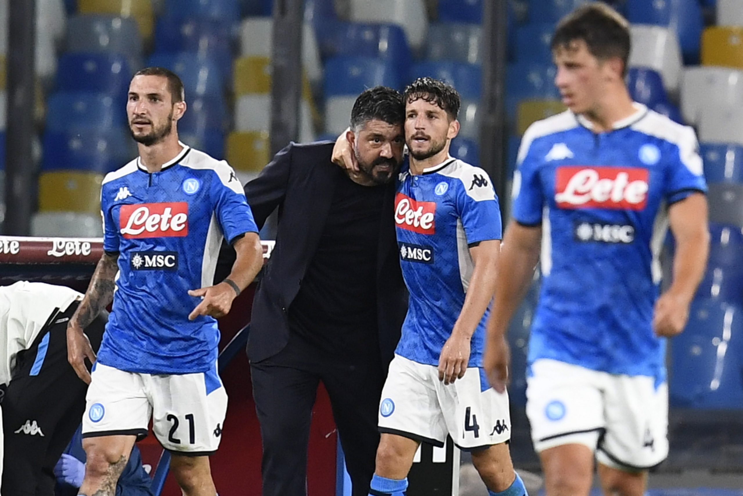 epa08483811 Napoli's forward Dries Mertens jubilates with coach Gennaro Gattuso after scoring the equalizer during the Italian Cup semi final second leg soccer match SSC Napoli vs FC Inter at the San Paolo stadium in Naples, Italy, 13 June 2020.  EPA/CIRO FUSCO