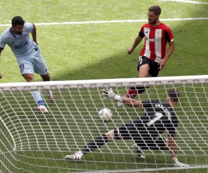 epa08484820 Atletico Madrid's forward Diego Costa (L) scores the equalizer against Athletic Bilbao's goalkeeper Unai Simon (R) during the LaLiga soccer match between Athletic Bilbao and Atletico Madrid, in Bilbao, Basque Country, northern Spain, 14 June 2020.  EPA/Luis Tejido