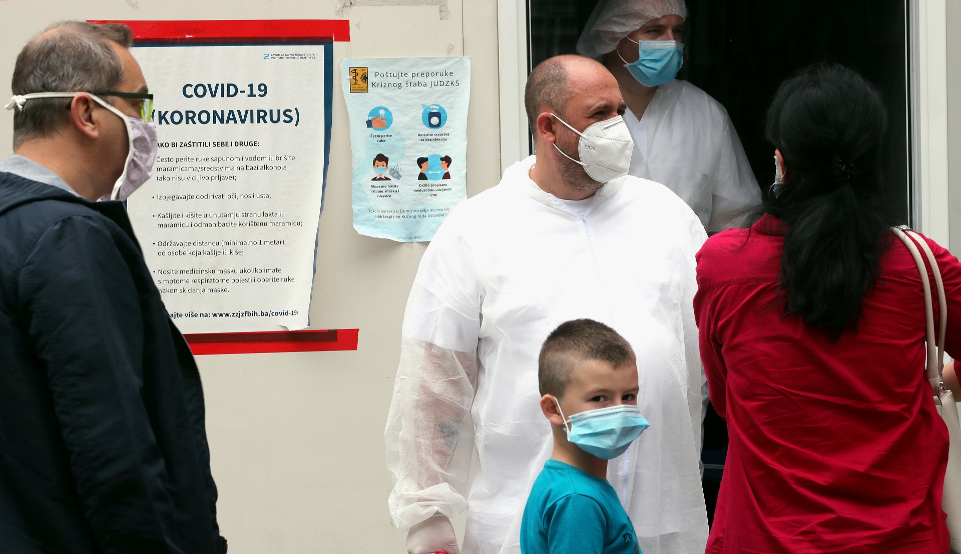 epa08486841 A medical staff attends to people arriving for coronavirus tests, at a hospital in Sarajevo, Bosnia and Herzegovina, 15 June 2020. Countries around the world are taking increased measures to stem the widespread of the SARS-CoV-2 coronavirus which causes the Covid-19 disease.  EPA/FEHIM DEMIR