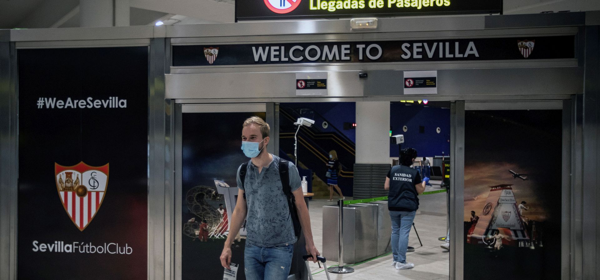 epa08500131 A traveler from the Netherlands wears a face mask as he arrives at the airport in Seville, aboard the first tourist flight after lifting the State of Emergency and lockdown to stop the spread of the coronavirus, in Seville, Andalusia, Spain, 21 June 2020. Spanish airports on the same day received travelers from the European Union and the Schengen space after being closed for about three months amid the coronavirus pandemic.  EPA/JOSE MANUEL VIDAL