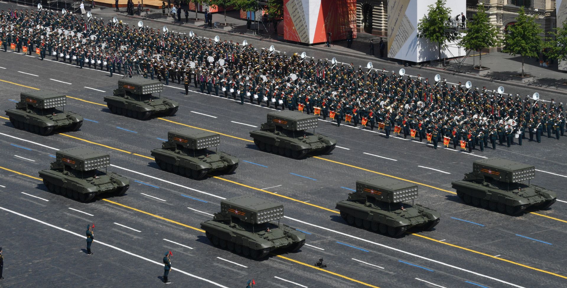 epa08505337 Russian TOS-1A Solntsepyok (Blazing Sun) multiple thermobaric rocket launchers take part in a military parade, marking the 75th anniversary of the Nazi defeat, in Moscow, Russia, 24 June 2020. The Victory Day military parade normally is held on 09 May, the nation's most important secular holiday, but this year it was postponed due to the coronavirus pandemic.  EPA/Evgeny Biyatov / Host photo agency POOL MANDATORY CREDIT