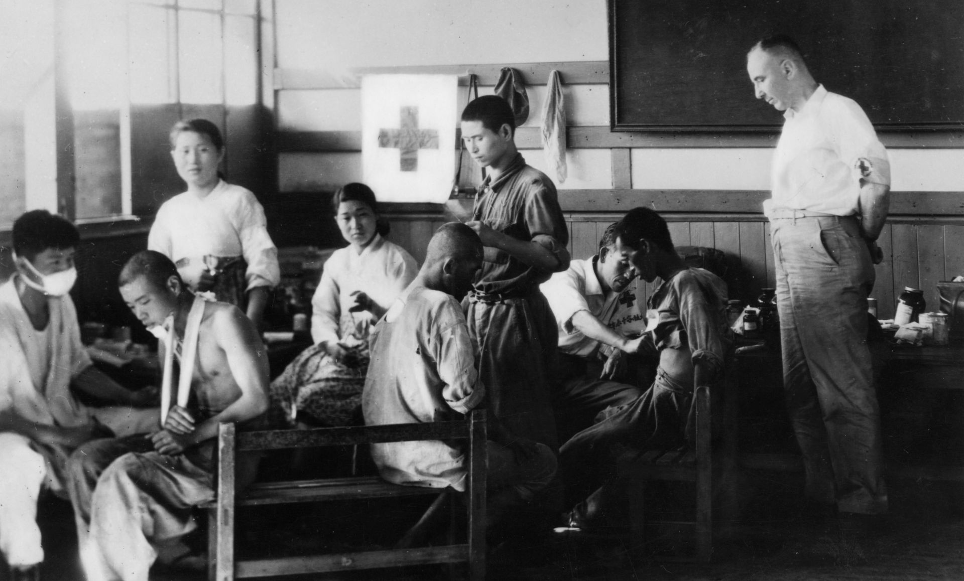 epa08505423 A handout photo made available by the International Committee of the Red Cross (ICRC) via Yonhap shows Frederick Bieri (R), an ICRC delegate, looking at injured prisoners of war under treatment during a visit to Prison Camp No. 100 on July 27, 1950 (issued 24 June 2020). Yonhap News Agency obtained 70 black-and-white photographs from the ICRC and published them on 24 June 2020 for the 70th anniversary of the outbreak of the 1950-53 Korean War.  EPA/ICRC / HANDOUT SOUTH KOREA OUT HANDOUT EDITORIAL USE ONLY/NO SALES