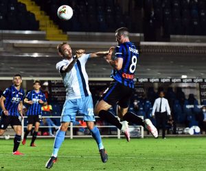 epa08507249 Atalanta's Robin Gosens (R) scores his team's first goal during the Italian Serie A soccer match between Atalanta BC and SS Lazio in Bergamo, Italy, 24 June 2020.  EPA/PAOLO MAGNI