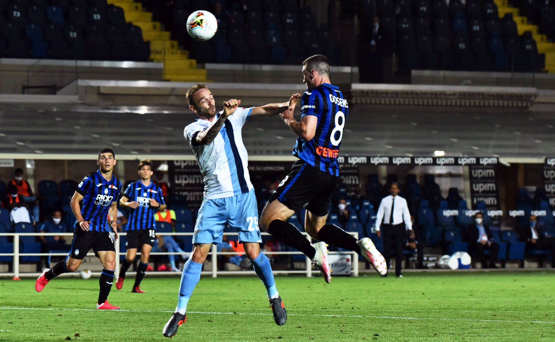 epa08507249 Atalanta's Robin Gosens (R) scores his team's first goal during the Italian Serie A soccer match between Atalanta BC and SS Lazio in Bergamo, Italy, 24 June 2020.  EPA/PAOLO MAGNI