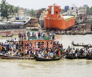 epa08515432 A rescue operation in the aftermath of a boat capsizing in the Buriganga river in Dhaka, Bangladesh, 29 June 2020. According to local media reports and Fire Service, a total of 28 bodies were recovered after a launch carrying more than 50 passengers capsized in the river near the Shyambazar area in Dhaka.  EPA/MONIRUL ALAM