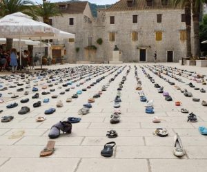 30.05.2020., Hvar - Na trgu Tvrdalj postavljena instalacija "1000 Pepeljuga". Instalacija 1000 Pepeljuga sastoji se od tisucu odbacenih cipela koje je more izbacilo na plaze otoka Hvara. Fasciniran kolicinom i raznolikoscu obuce koju je moguce pronaci na plazama juzne strane otoka, cipele je prikupio Mark Boellaard. Uglavnom u zimskim mjesecima od 2018. do 2020. godine, prikupio je jedinstvenu kolekciju jeftinih japanki, sandala, bakinih papuca, vrtoglavih stikli, sportskih tenisica, koznih cizama i ostale obuce. Cipele u svim stilovima, bojama i fazama raspadanja, plutale su Sredozemljem i zavrsile na Hvaru.
Ova instalacija stvorena je s ciljem da podigne svijest o problemu smeca u moru i potakne ljude da smanje kolicinu smeca koju proizvode svaki dan. 
Photo: Vilma Matulic/PIXSELL