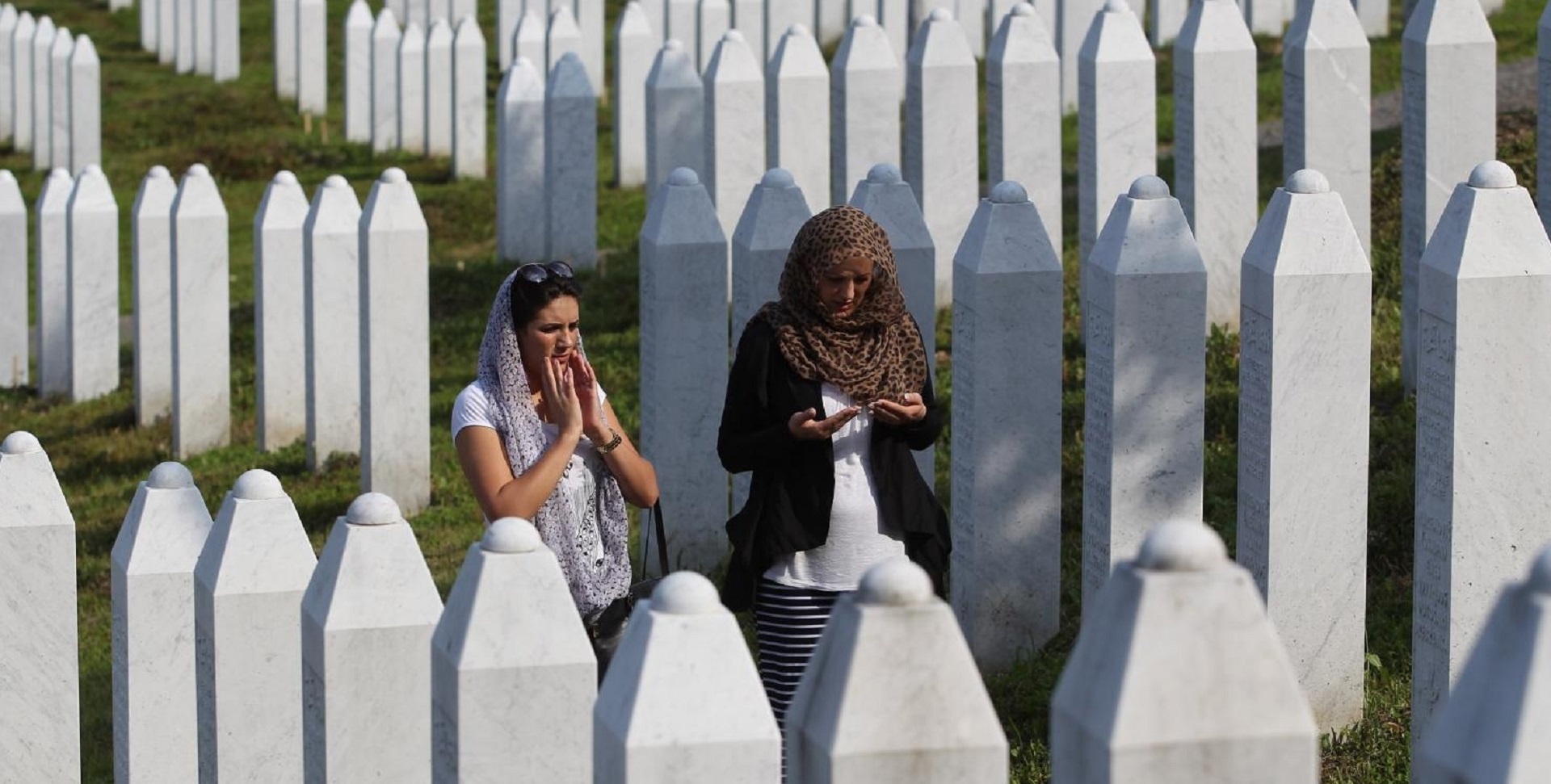 02.07.2015., Srebrenica, Bosna i Hercegovina - Zivot u Srebrenici 20 godina nakon genocida. 
Merisa Ibrahimovic i Enisa Belugic u memorijalnom centru Potocari.
Photo: Boris Scitar/Vecernji list/PIXSELL