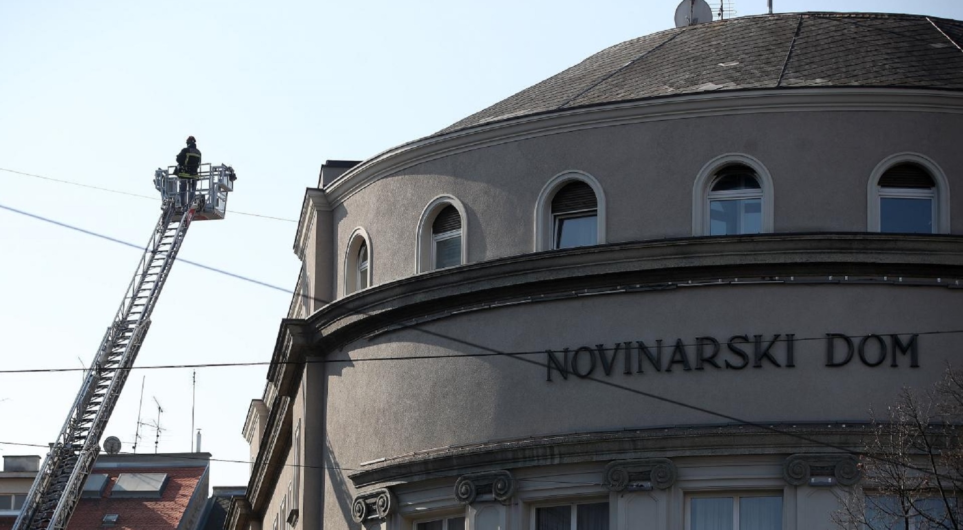 04.04.2020., Zagreb - Sanacija stete uzrovovane potresom na zagrebackim krovovima i proceljima zgrada.
Photo: Igor Kralj/PIXSELL
