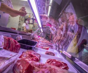 05.05.2020., Pula - 
Zadovoljni kupac kupuje meso u mesnici koja se nalazi u sklopu trznice Pula. Photo: Srecko Niketic/PIXSELL