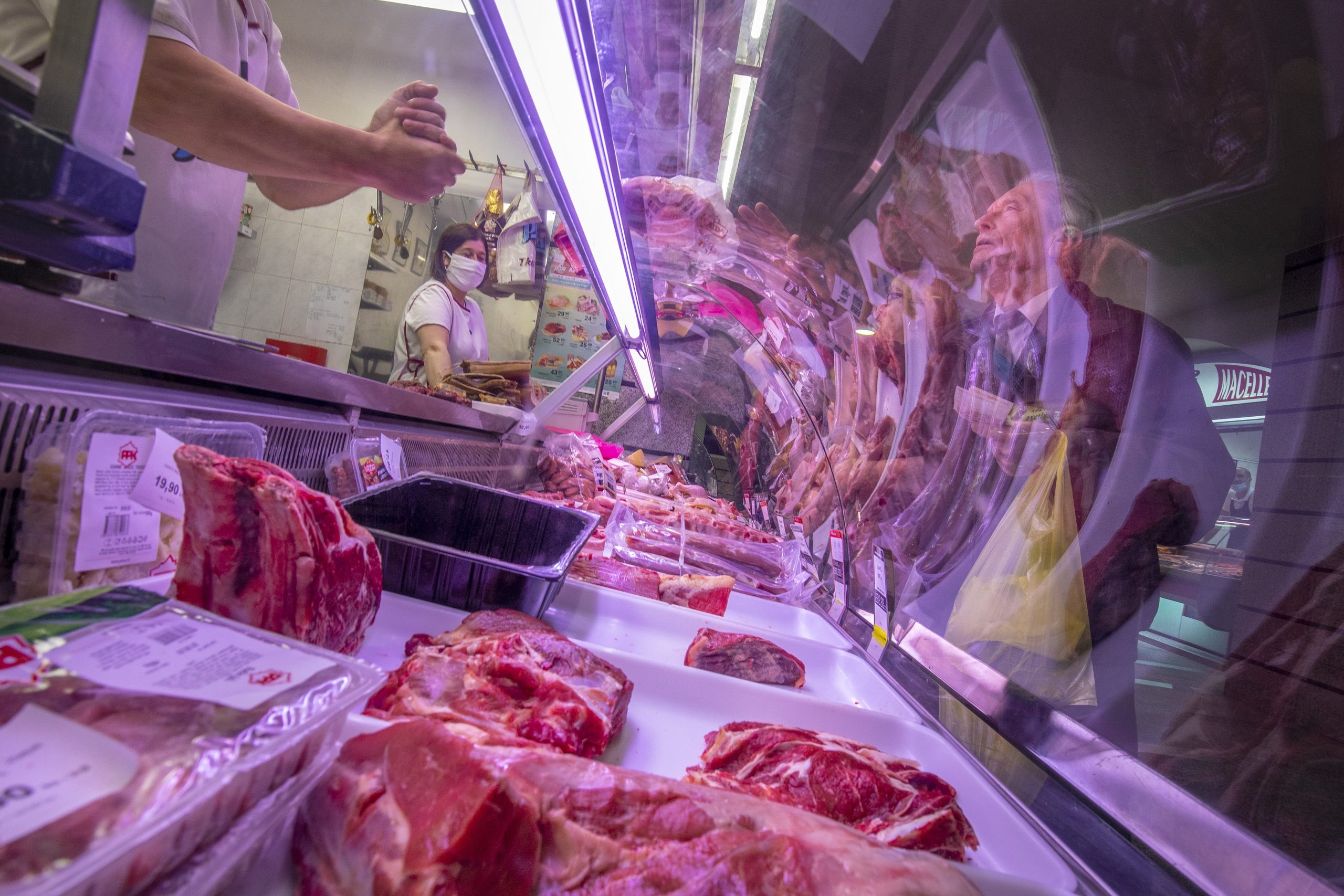05.05.2020., Pula - 
Zadovoljni kupac kupuje meso u mesnici koja se nalazi u sklopu trznice Pula. Photo: Srecko Niketic/PIXSELL