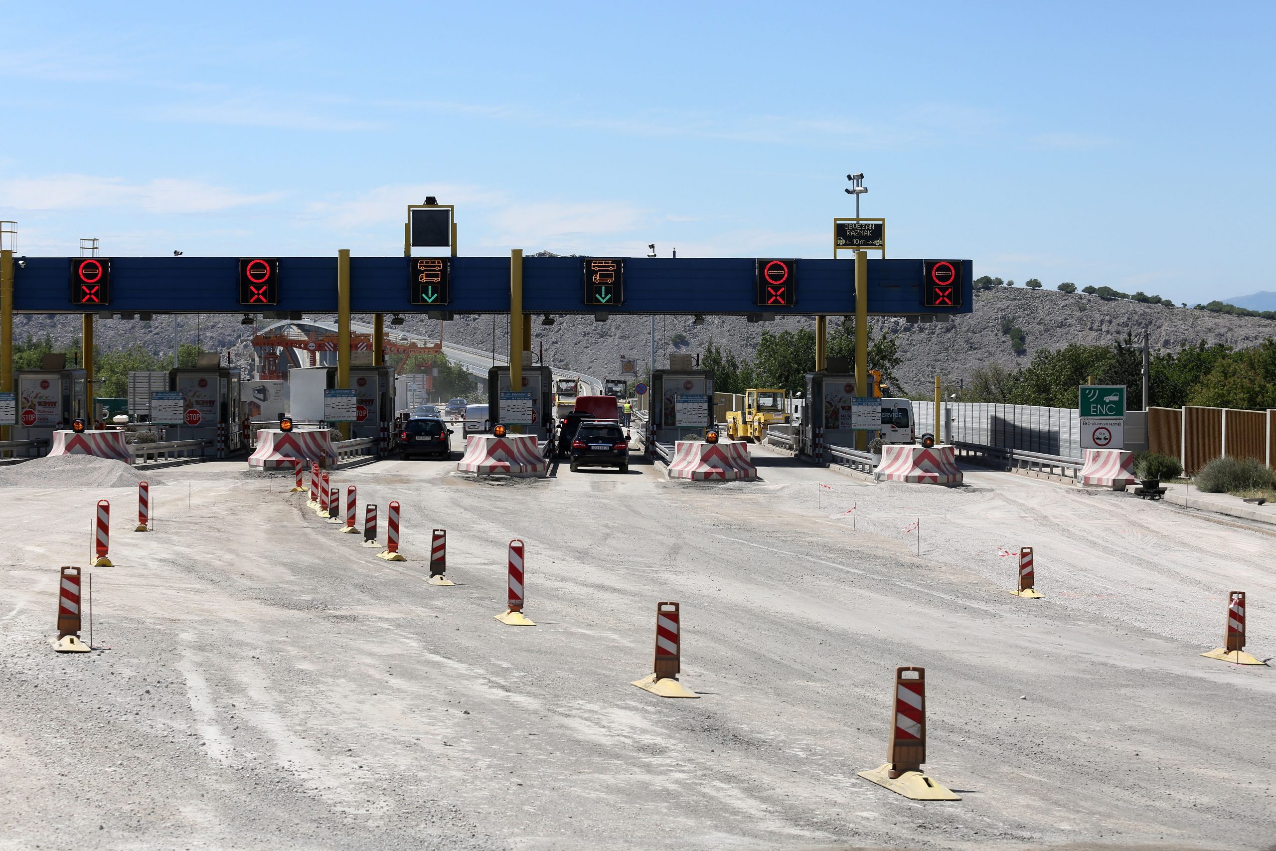 06.05.2020., Kraljevica - Mijenjanje asfalta na prometnici na prilazu Krckom mostu i na samom mostu. Photo: Goran Kovacic/PIXSELL