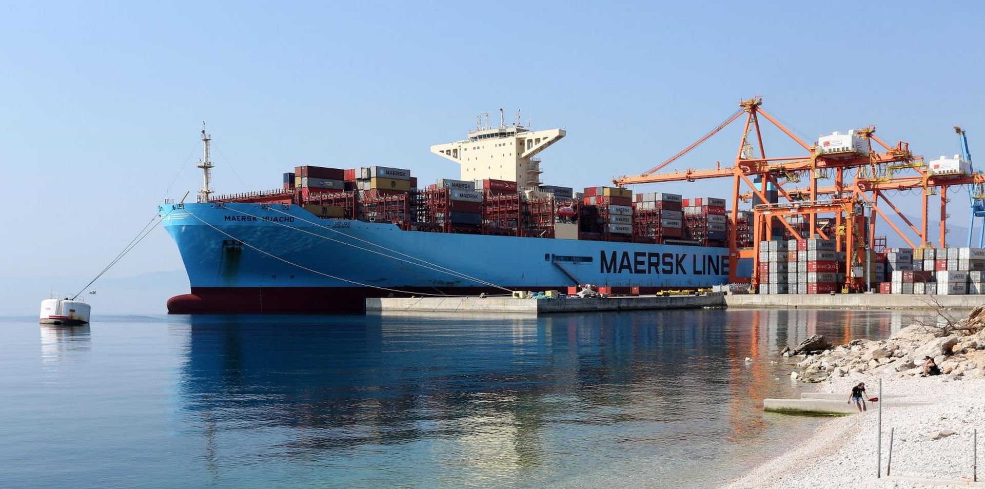 12.04.2020., Rijeka - Kontejnerski brod Maersk Huacho iskrcava kontejnere na Brajdici - kontejnerskom terminalu rijecke luke.
Photo: Goran Kovacic/PIXSELL